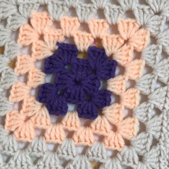 Granny Square crochet throw blanket cream yarn colorful handmade. Tassels green - Picture 10 of 16